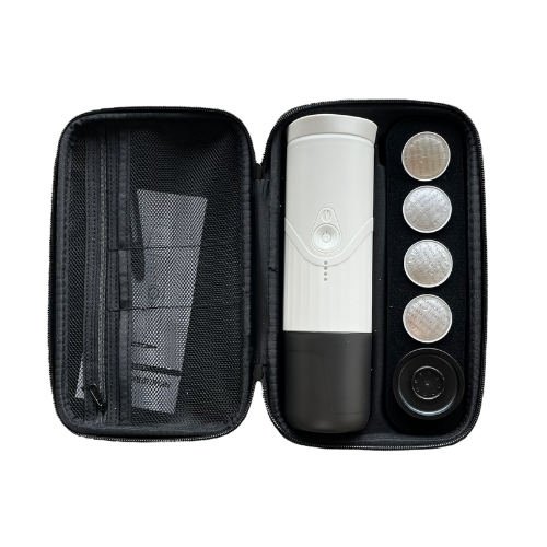 cafetera nespresso portátil blanca con accesorios y bolso de transporte