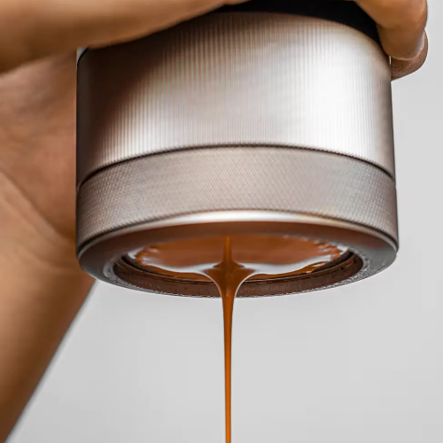 Detalle de la extracción del espresso desde café molido en una cafetera